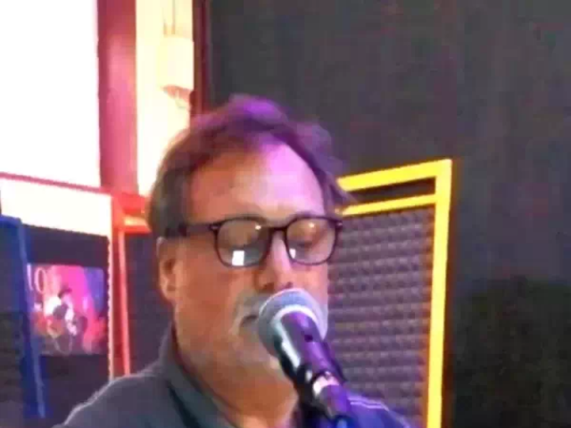 Berger Manfred Gitarrist bei der Band AGELESS im Proberaum beim Verein kreARTiv in Wiener Neustadt