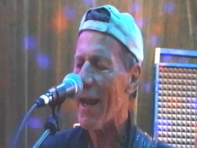 Bernegger Horst ist Gitarrist und S&auml;nger bei der Band AGELESS im Proberaum beim Verein kreARTiv in Wiener Neustadt