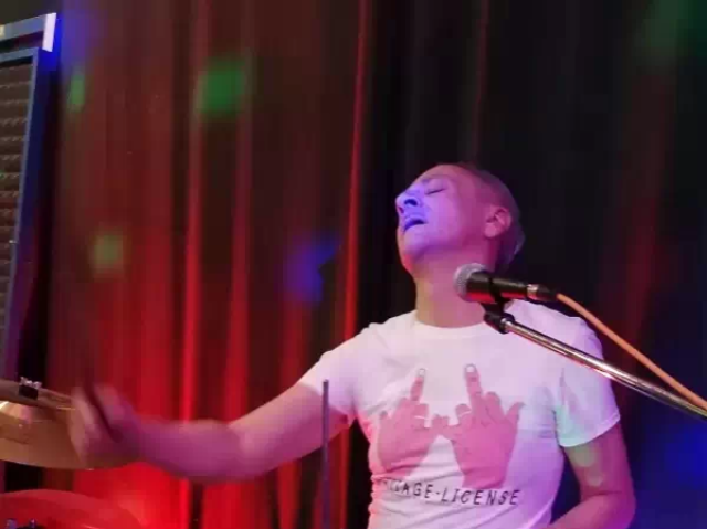 Schlagzeuger Eider Hannes der Band "A TIGER LESS" bei einer  Bandprobe &ndash; Die Musiker aus Wiener Neustadt im Proberaum beim Verein "kreARTiv".