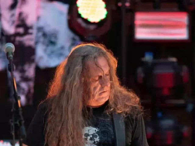 Engel Roland ist Bassist bei der Band AGELESS im Proberaum beim Verein kreARTiv in Wiener Neustadt