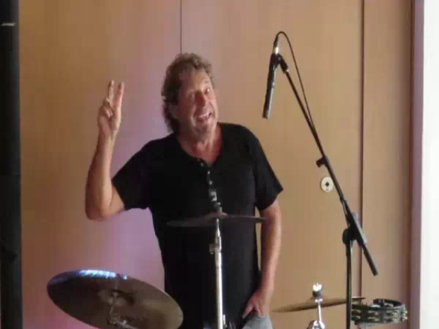 Gassner Walter ist Schlagzeuger bei der Band AGELESS im Proberaum beim Verein kreARTiv in Wiener Neustadt