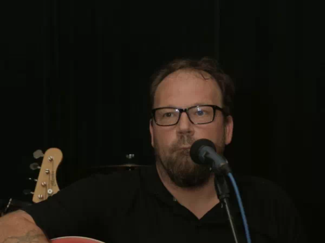 Mayrhofer Andreas, S&auml;nger und Gitarrist bei "MUND-WERK" bei Bandprobe im Proberaum beim Verein kreARTiv , Wiener Neustadt