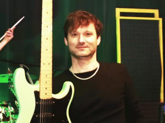 S&auml;nger und Gitarrist Bernhard Schimmel von der Band  "A TIGER LESS" bei einer  Bandprobe &ndash; Die Musiker aus Wiener Neustadt im Proberaum beim Verein "kreARTiv".