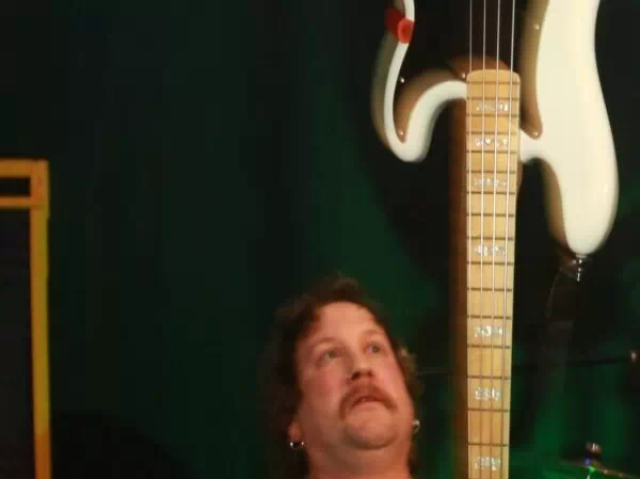 Bassist Martin Schmid von der Band  "A TIGER LESS" bei einer  Bandprobe &ndash; Die Musiker aus Wiener Neustadt im Proberaum beim Verein "kreARTiv".