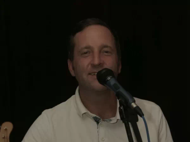 St&uuml;ckler-Vitek Peter, S&auml;nger und Gitarrist bei "MUND-WERK" bei Bandprobe im Proberaum beim Verein kreARTiv , Wiener Neustadt