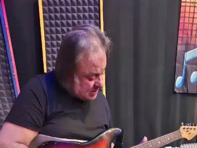 ceylan-b&uuml;lent-mit-gitarre-proberaum-3-Verein-kreartiv