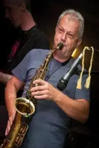 erky-tam&aacute;s-mit-saxophon-im-proberaum-im-verein-kreartiv-wiener-neustadt