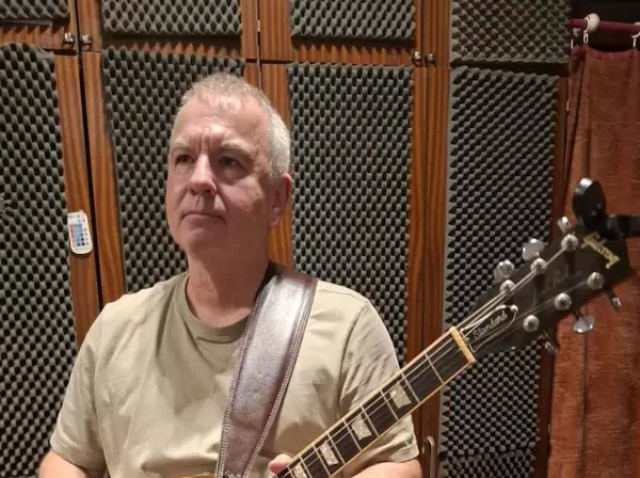 Kirchner Karl Gitarrist bei der Band "HORIZON WIDE" im Proberaum beim Verein kreARTiv in Wiener Neustadt