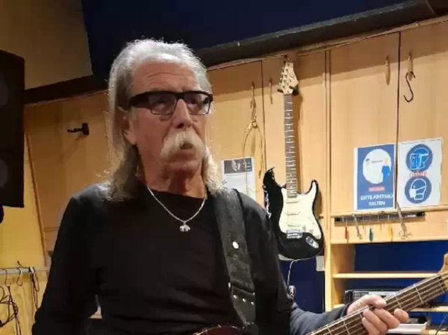 Hafner Robert, Bassist bei der Band HORIZON WIDE im Proberaum, im Verein kreARTiv in Wiener Neustadt