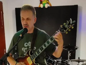 gerhard-rosen-an-der-gitarre-im-proberaum1-im verein-kreartiv-in wiener-neustadt
