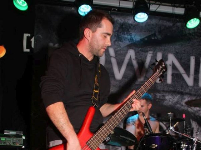 Simmel Reinhold, Bassist bei "MUND-WERK" bei Bandprobe im Proberaum beim Verein kreARTiv , Wiener Neustadt
