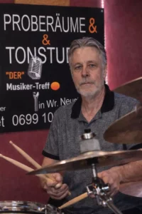 Caspari Wolfgang ist Schlagzeuger bei der Band MIDLIFE beim Verein kreARTiv in Wiener Neustadt