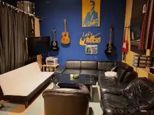 Proberaum 1 f&uuml;r Bands oder Einzelmusiker, zum proben oder &uuml;ben; mit gem&uuml;tlicher Ledercouch beim Verein kreARTiv in Wiener Neustadt