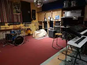 Proberaum 1 f&uuml;r Bands oder Einzelmusiker, zum proben oder &uuml;ben; mit Schalgzeugen, Keyboard, PA Anlage beim Verein kreARTiv in Wiener Neustadt