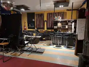 Proberaum 1 f&uuml;r Bands oder Einzelmusiker, zum proben oder &uuml;ben; mit Doppel Keyboard Bar und Ledercouch beim Verein kreARTiv in Wiener Neustadt