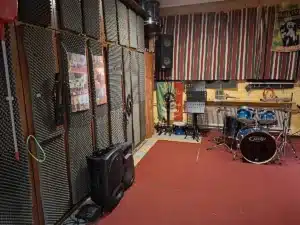 Proberaum 1 f&uuml;r Bands oder Einzelmusiker, zum proben oder &uuml;ben; mit Schlagzeug und Monitorboxen beim Verein kreARTiv in Wiener Neustadt