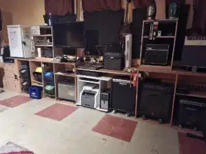 Proberaum 2 f&uuml;r Bands oder Einzelmusiker, zum proben oder &uuml;ben; mit Gitarren Amps, K&uuml;hlschrank, Laserdrucker, und Mischpult beim Verein kreARTiv in Wiener Neustadt