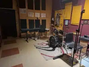 Proberaum 2 f&uuml;r Bands oder Einzelmusiker, zum proben oder &uuml;ben; mit E-Piano und Schlagzeug, beim Verein kreARTiv in Wiener Neustadt