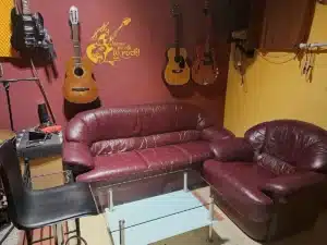 Proberaum 2 f&uuml;r Bands oder Einzelmusiker, zum proben oder &uuml;ben; gem&uuml;tliche rote Ledercouch, beim Verein kreARTiv in Wiener Neustadt