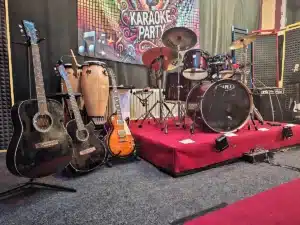 Proberaum 3 f&uuml;r Bands oder Einzelmusiker, zum proben oder &uuml;ben. mit Schlagzeug am Podest, Gitarren und Kongas beim Verein kreARTiv in Wiener Neustadt