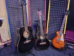 Proberaum 3 f&uuml;r Bands oder Einzelmusiker, zum proben oder &uuml;ben.  Verschiedene Gitarren beim Verein kreARTiv in Wiener Neustadt