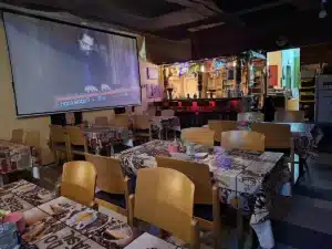 Proberaum 3 f&uuml;r Bands oder Einzelmusiker, zum proben oder &uuml;ben.  Saal mit Tischen und Sesseln, Veranstaltungsraum mit Tikki-Bar, Leinwand und Fire-TV beim Verein kreARTiv in Wiener Neustadt
