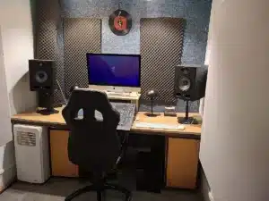 Proberaum 4 unser kleines Aufnahmestudio f&uuml;r Musik oder Gesangsaufnahmen.  24 Kanal Digital Mischpult, Monitore, Hautansicht beim Verein kreARTiv in Wiener Neustadt