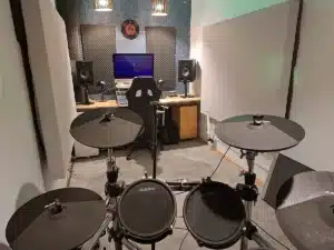 Proberaum 4 unser kleines Aufnahmestudio f&uuml;r Musik oder Gesangsaufnahmen. E-Drums, 24 Kanal Digital Mischpult, Monitore, beim Verein kreARTiv in Wiener Neustadt